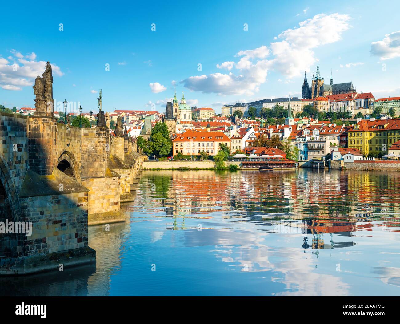 Vista de la ciudad vieja y la Catedral de San Vito en Praga Foto de stock