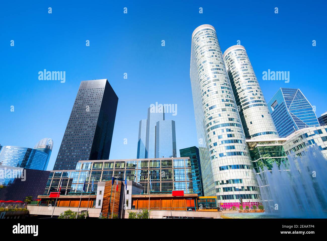 Moderno distrito de negocios de París y el azul claro del cielo, Francia Foto de stock