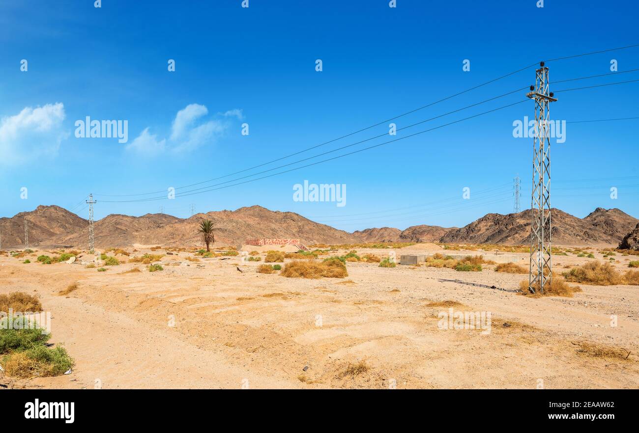 Cable eléctrico en el desierto de Egipto Foto de stock