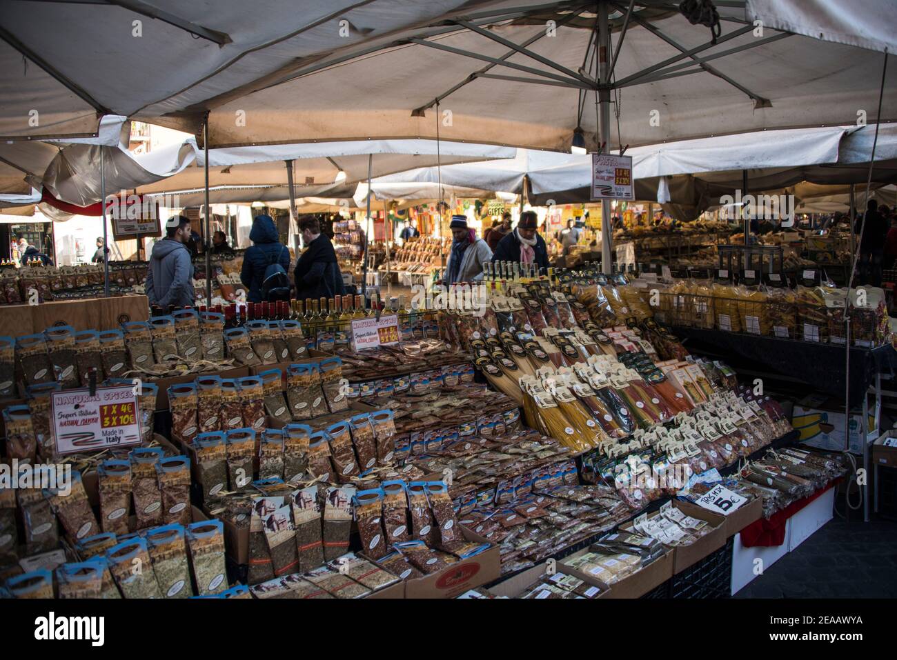 Aceites y especias en campo de 'Fiori, Roma Foto de stock