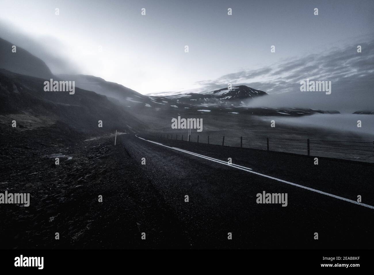 Islandia, Austurland, Seyðisfjörður, tarde, carretera, Negro, Blanco, Calle, Montaña, niebla Foto de stock