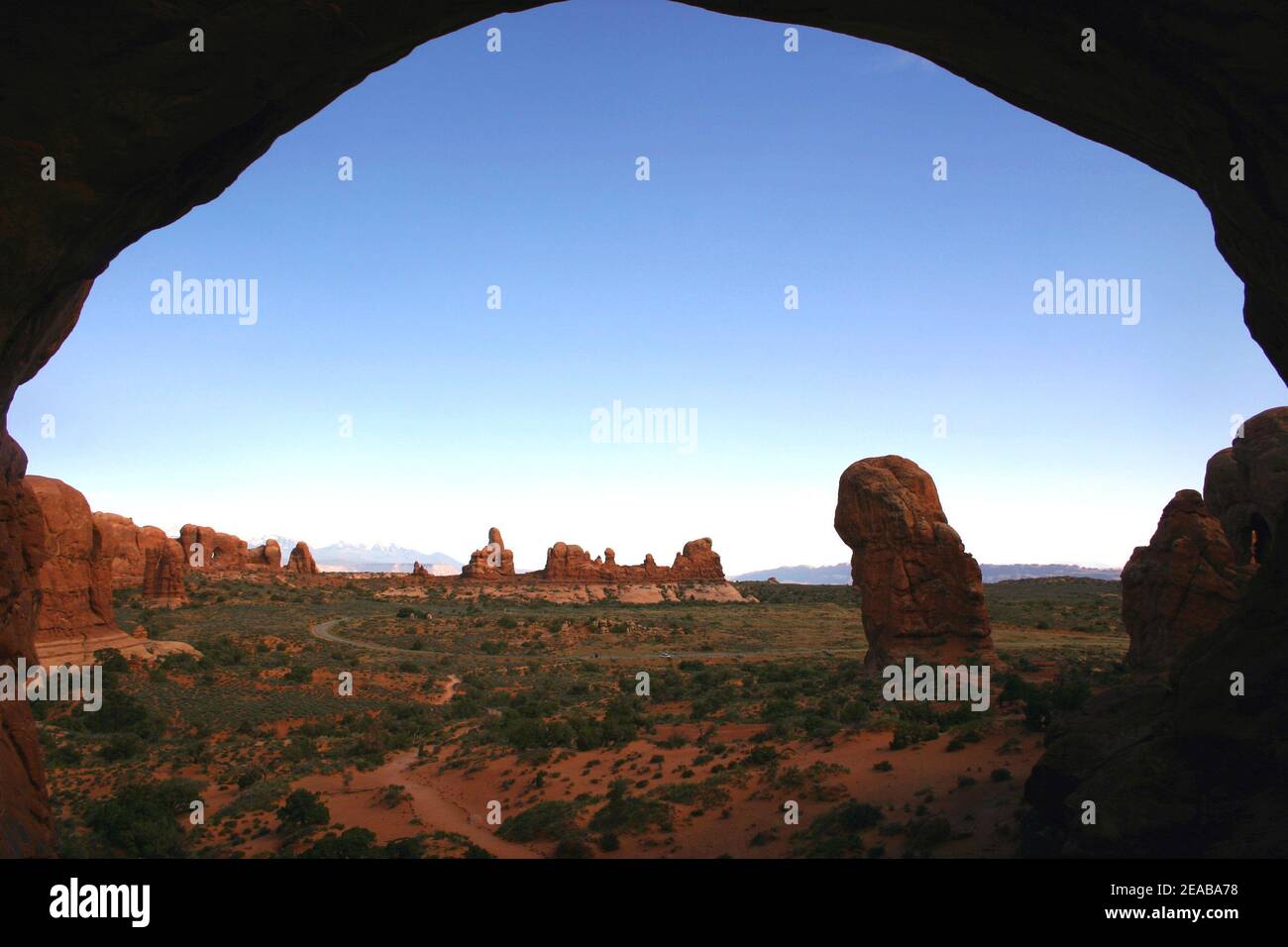Parque Nacional Arches, Utah, EE.UU., una vista desde el interior de Double Arch. Foto de stock