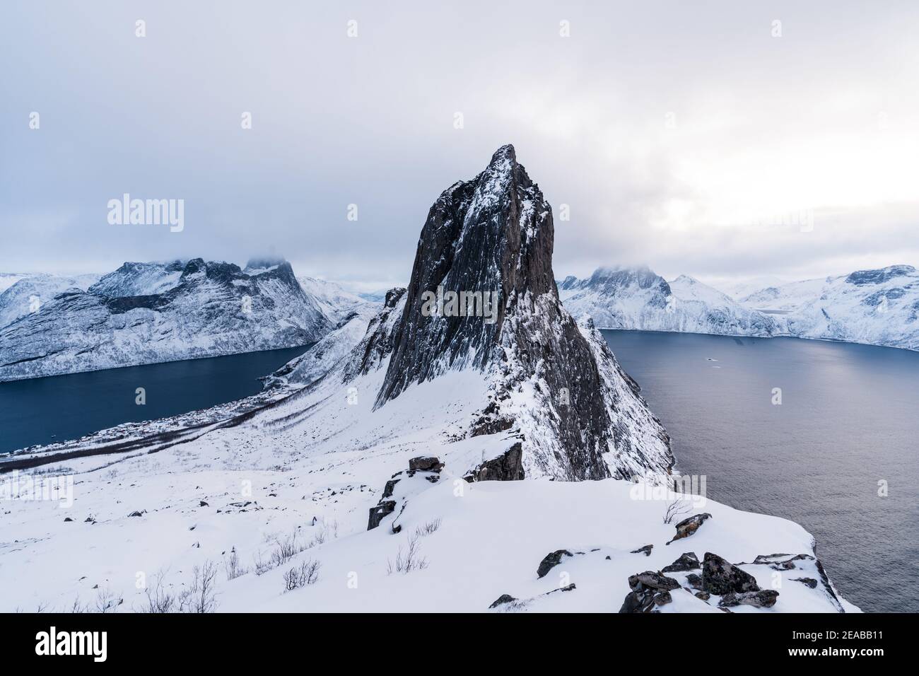 Noruega, Norte-Norge, Senja, Segla, Invierno, puesta de sol, Montaña, Picos, tarde, fiordo, Panorama, Hike, nieve Foto de stock