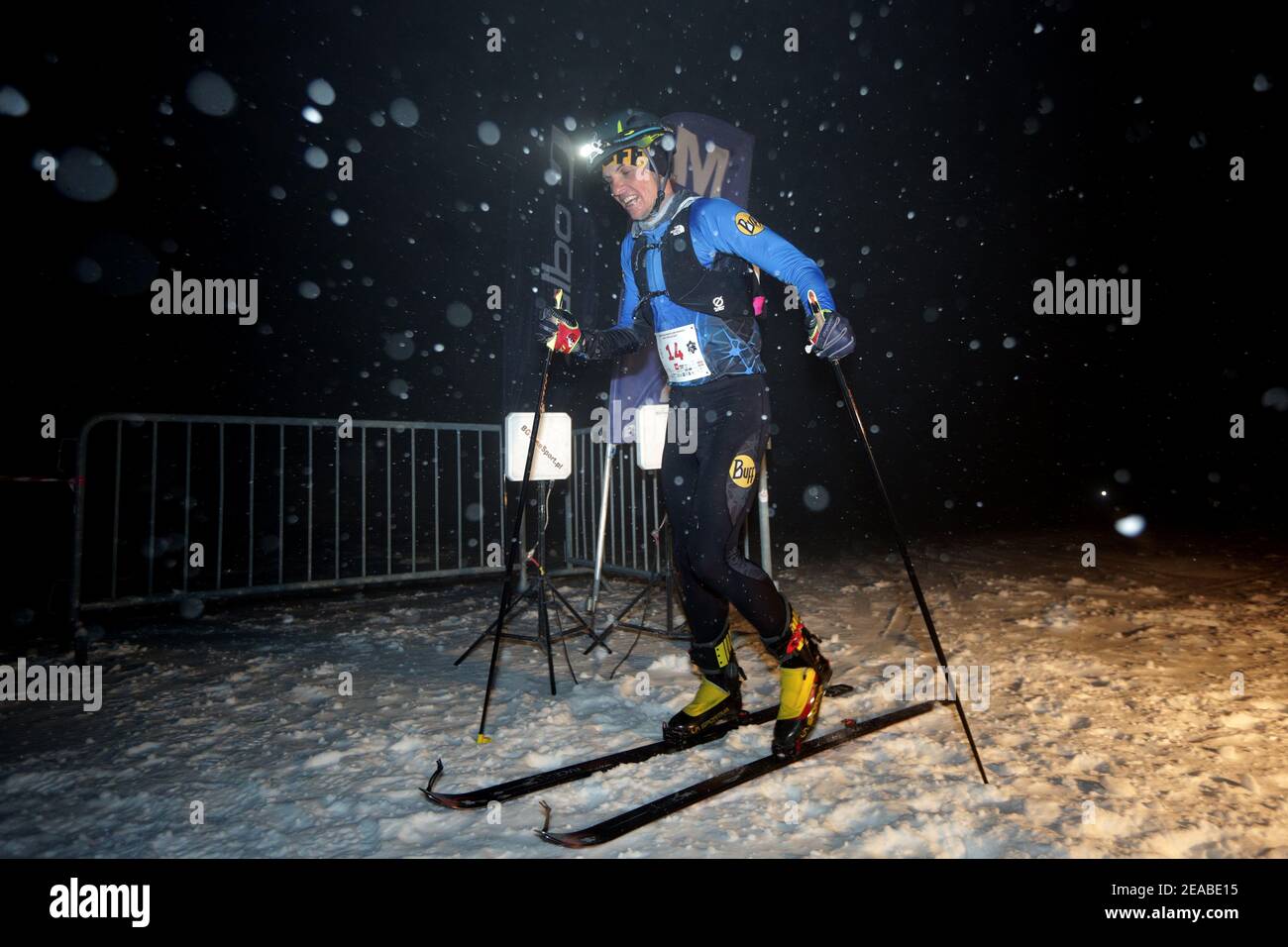 Szczyrk, Skrzyczne, Polonia - 6 de febrero de 2021: Copa Polaca en Alta Montaña esquí Kuby Soinskiego - Noche vertical raza. Exhaustos competidores en el Foto de stock
