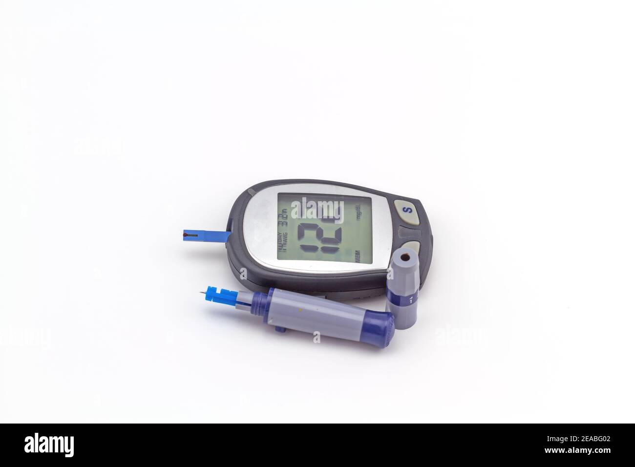 medidor de glucosa en sangre, el valor de azúcar en sangre se mide en un  dedo Fotografía de stock - Alamy