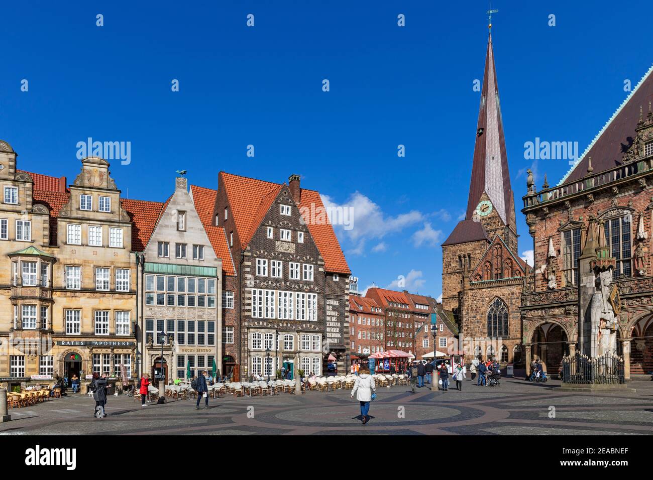 Plaza del mercado, casas con tejados, campanario de la Liebfrauenkirche, el antiguo ayuntamiento, Bremen, Foto de stock