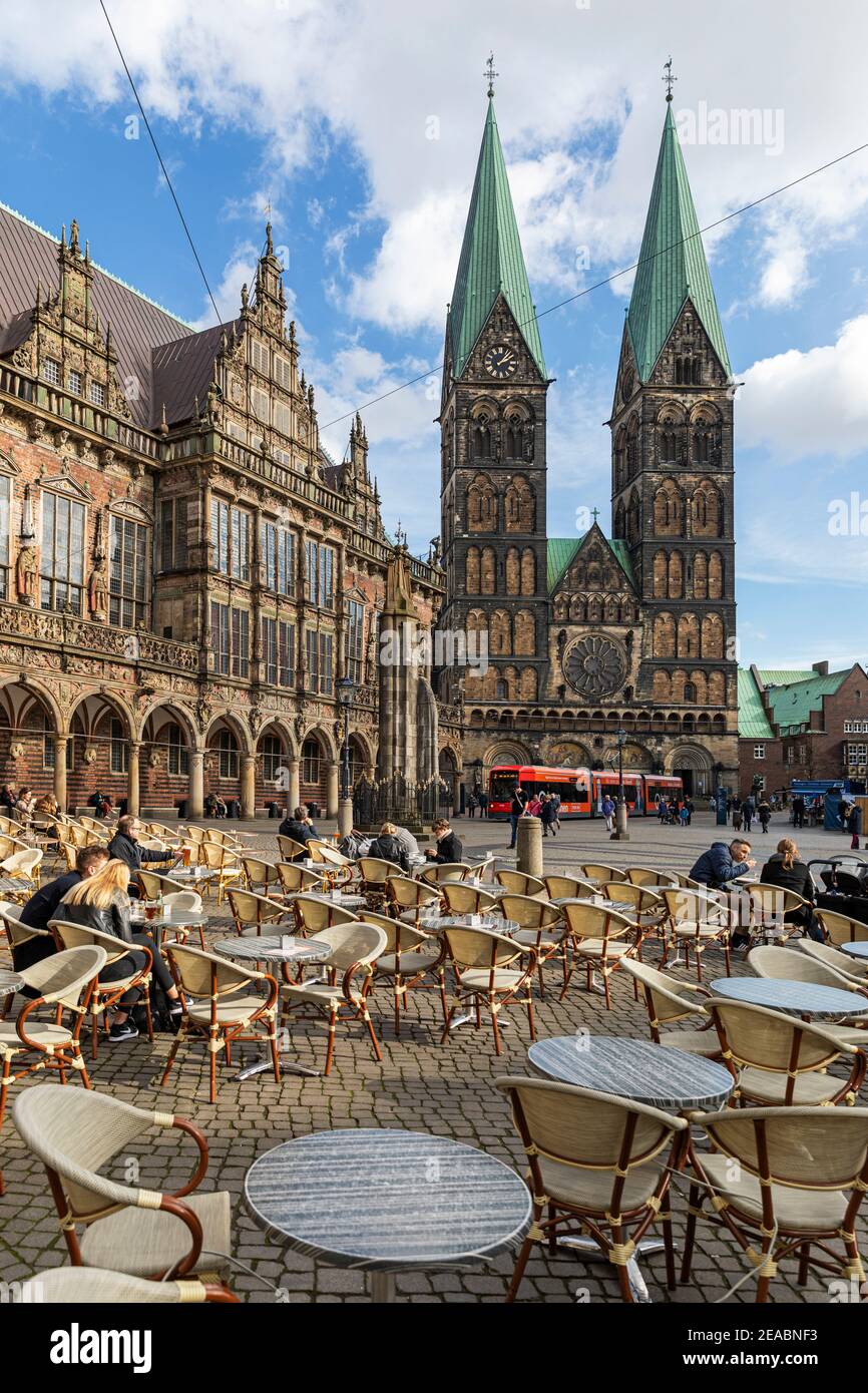 Café de la calle, plaza del mercado, el antiguo ayuntamiento, la catedral de San Petri, Bremen, Foto de stock