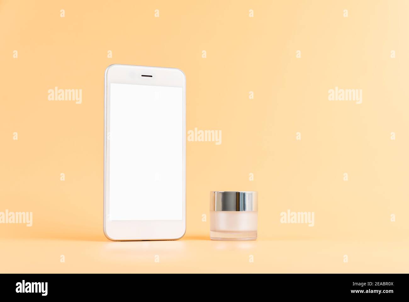 Maqueta de la pantalla del smartphone, aplicación de cosméticos en línea. Botella de suero, moca de la Marca de productos de belleza. Foto de stock