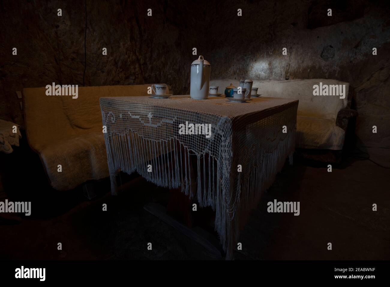 Alemania, Sajonia-Anhalt, Langenstein, vivienda cueva, habitada hasta 1916, set de mesa de café Foto de stock