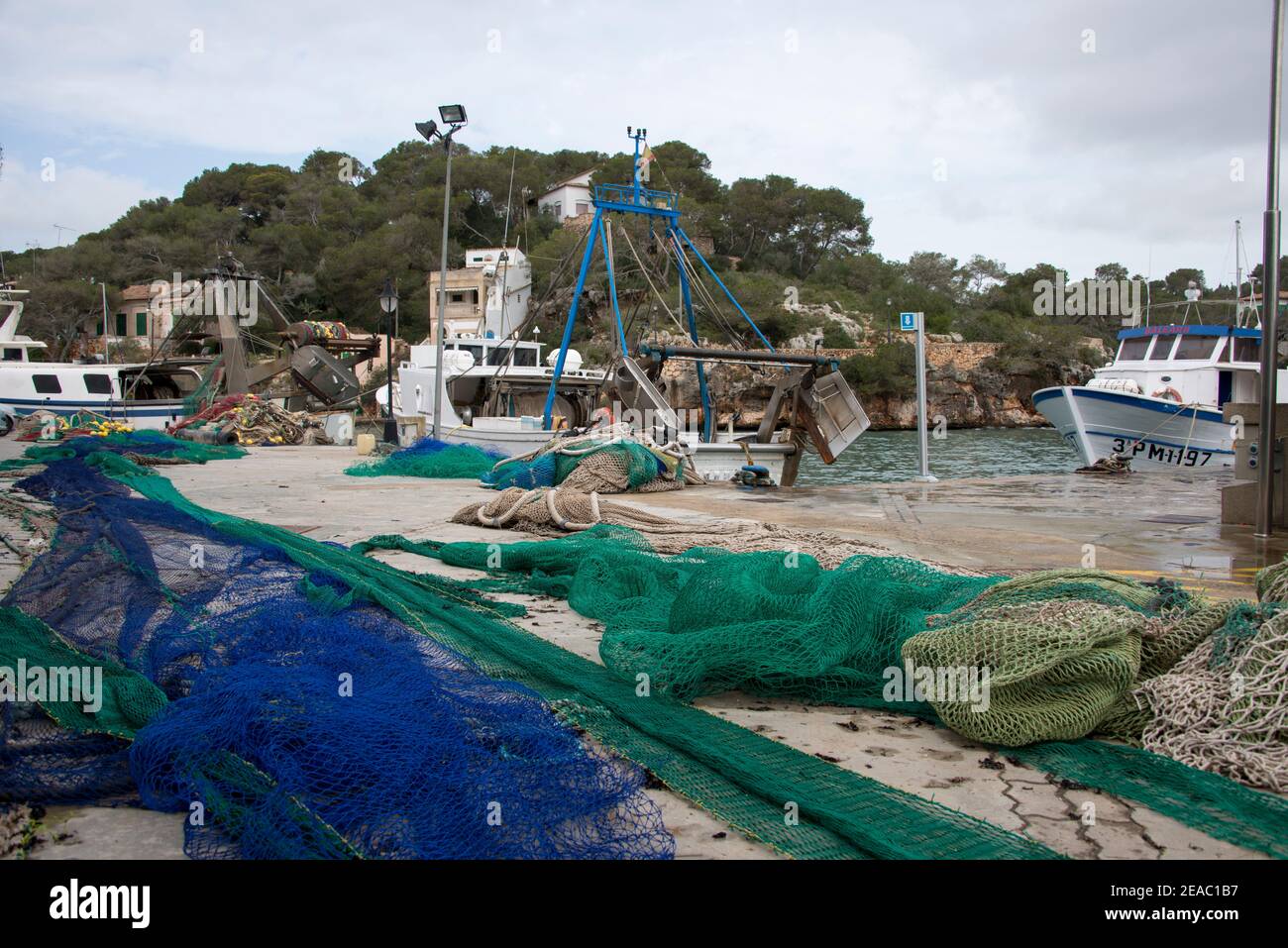 Puerto pesquero con redes de colores, Mallorca Foto de stock