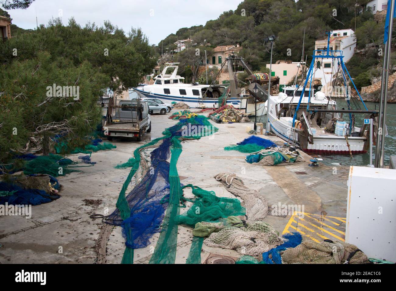Puerto pesquero con redes de colores, Mallorca Foto de stock