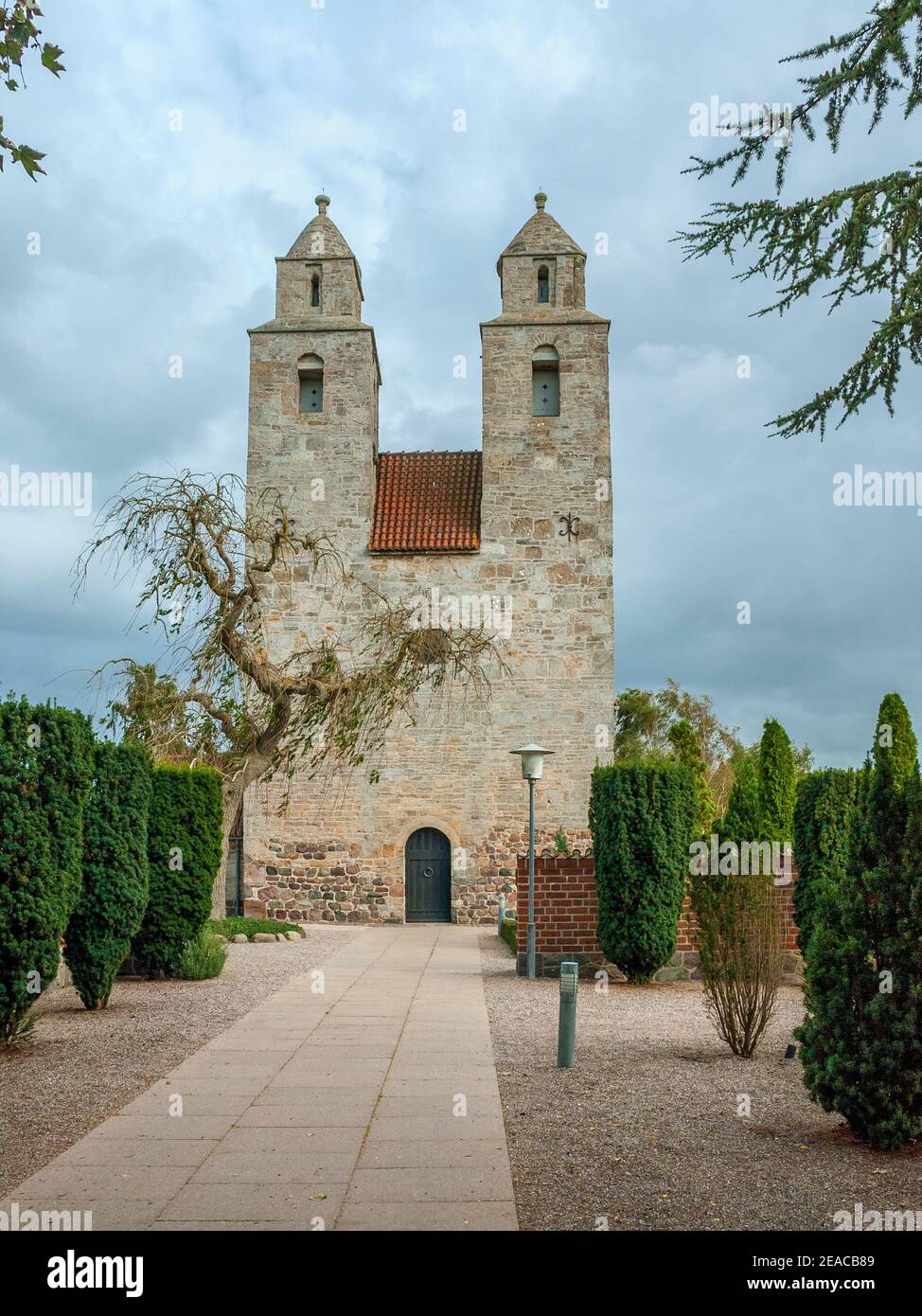 Dinamarca, isla de Zelanda, Holbaek-Tveje Merløse, Tveje Merløse Kirke, rara iglesia con dos torres de 1140, probablemente construida por Asser Rig, el padre de Absalon. Absalon fue obispo de Roskilde y arzobispo de Lund. Foto de stock