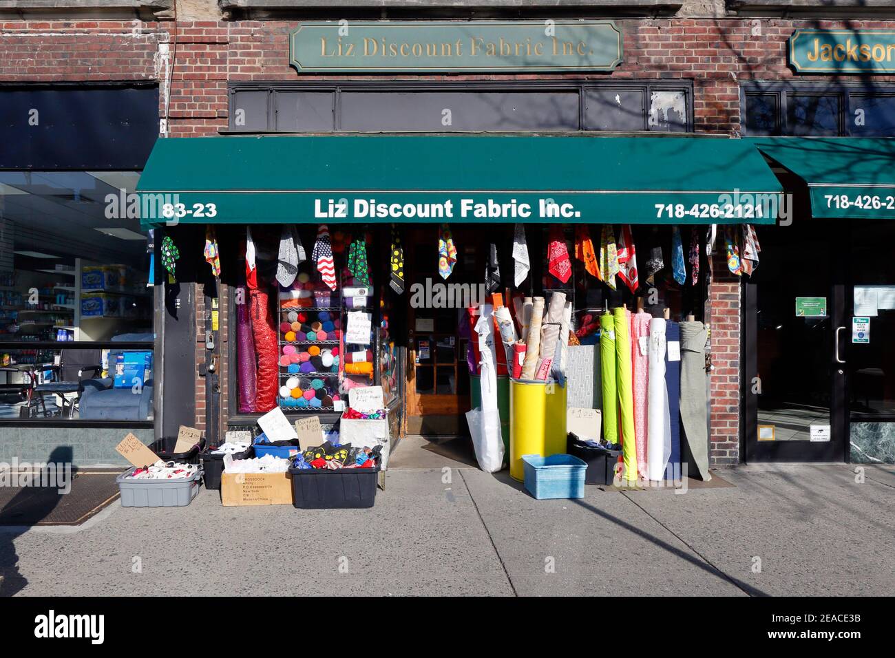 Liz Discount Fabrics, 94-19 37th Ave, Queens, NY. Escaparate exterior de una tienda de telas en el barrio de Jackson Heights. Foto de stock
