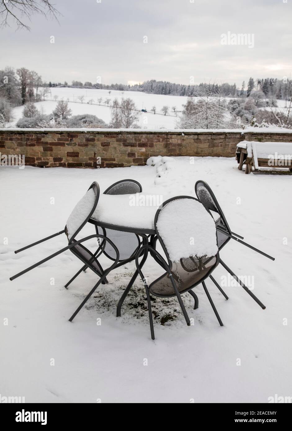 Sillas de jardín y mesa de jardín en invierno, nieve, cierre Foto de stock