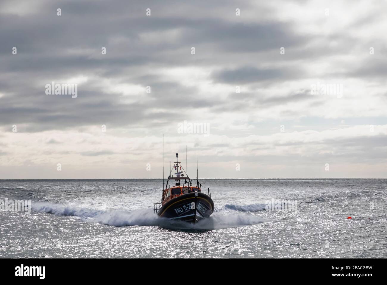 Inglaterra, West Sussex, Chichester, Selsey Bill, la RNLI Selsey Bill Lifeboat at sea Foto de stock