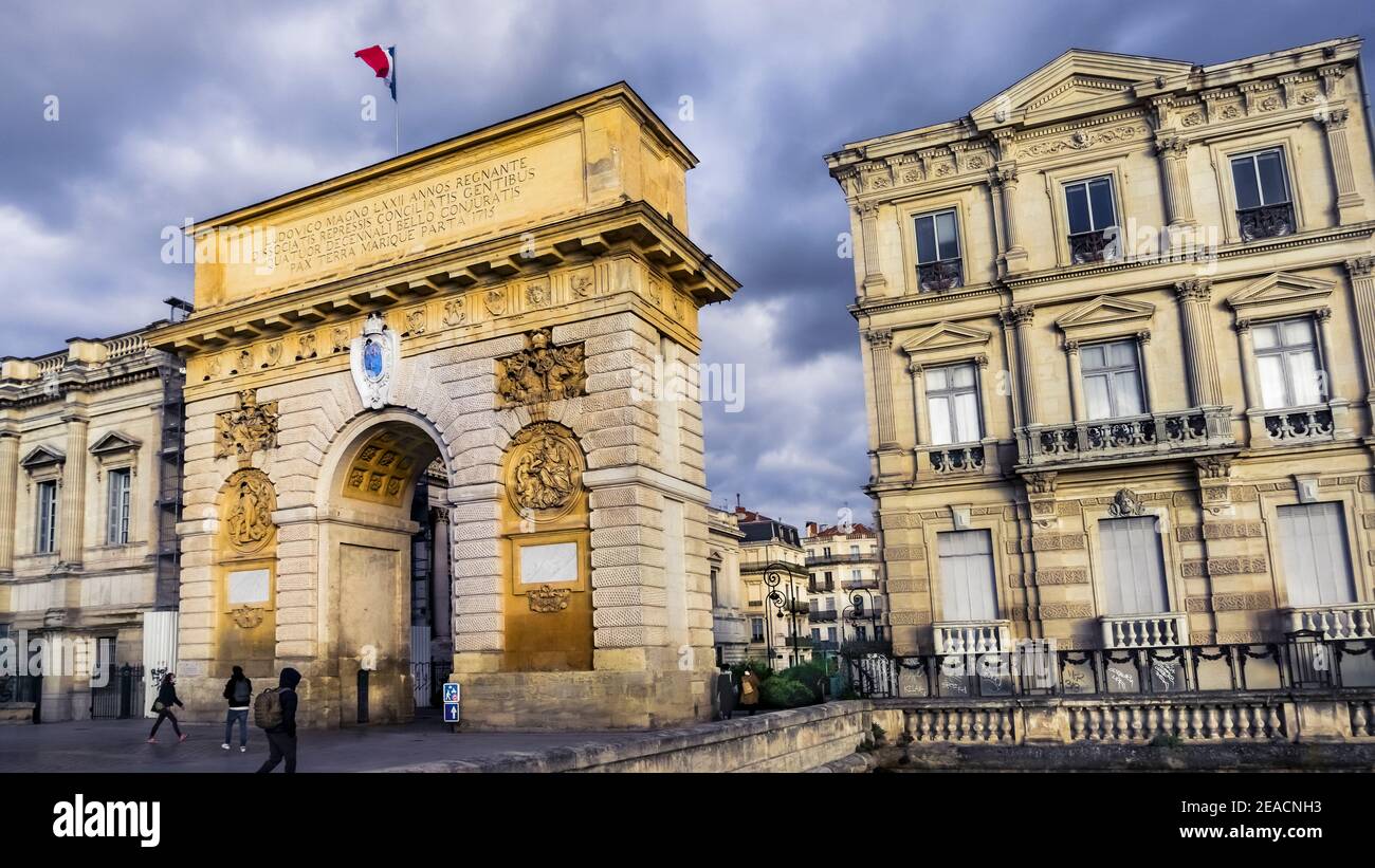Porte du Peyrou en Montpellier en invierno. El edificio fue construido hasta 1692 según los planes de François d'Orbay. Monumento historique. Foto de stock