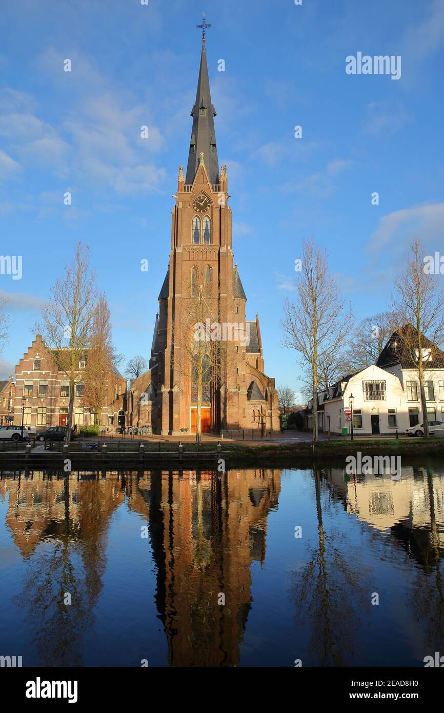Reflexiones de la Iglesia Católica Romana de San Lorenzo (Laurentius)  situada a lo largo de la calle herengracht en Weesp, Holanda del Norte,  Holanda Fotografía de stock - Alamy
