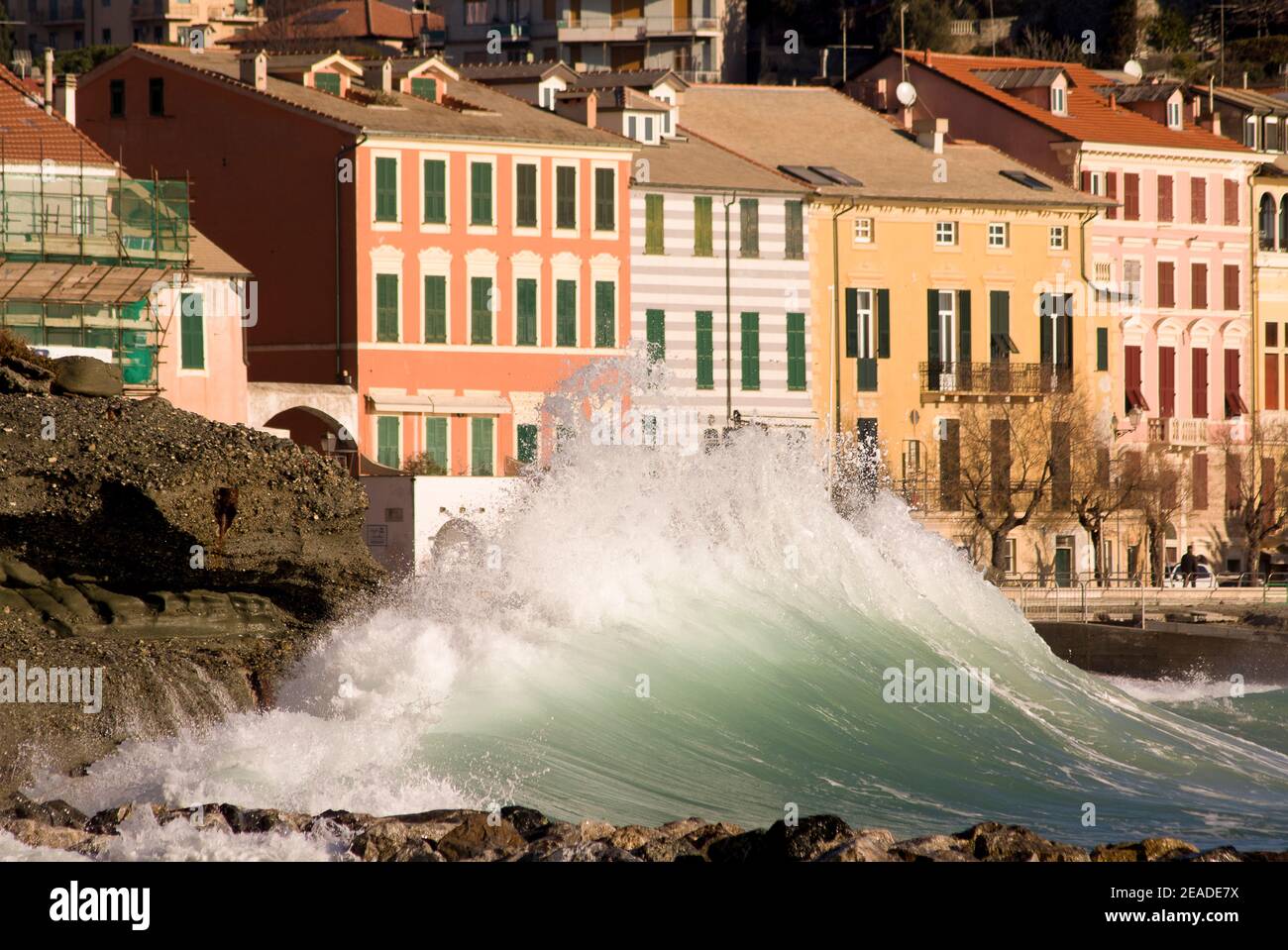 Italia Liguria Celle Ligure - ola y casas en el mar Foto de stock