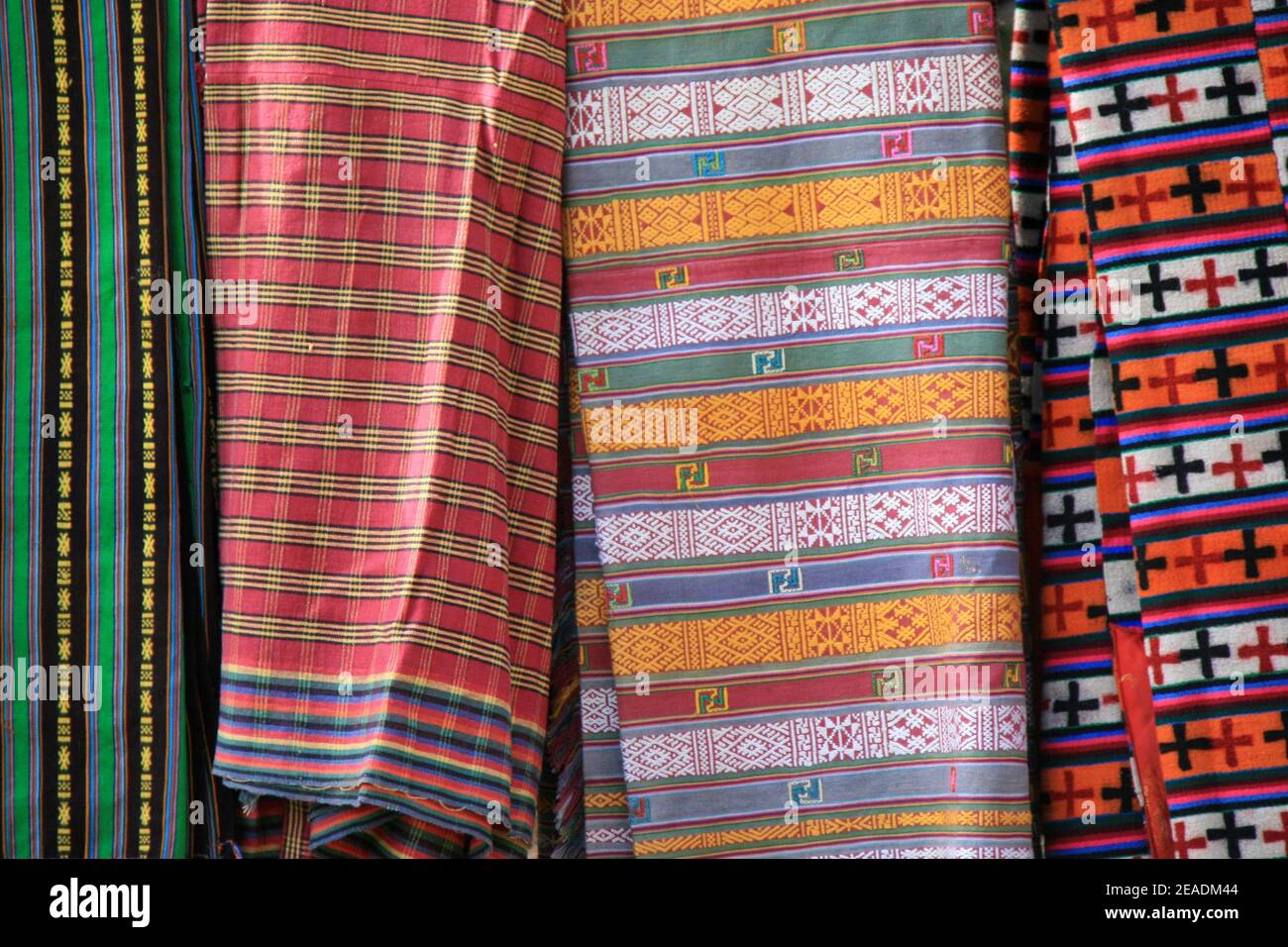 telas bordadas en una tienda en bután Foto de stock