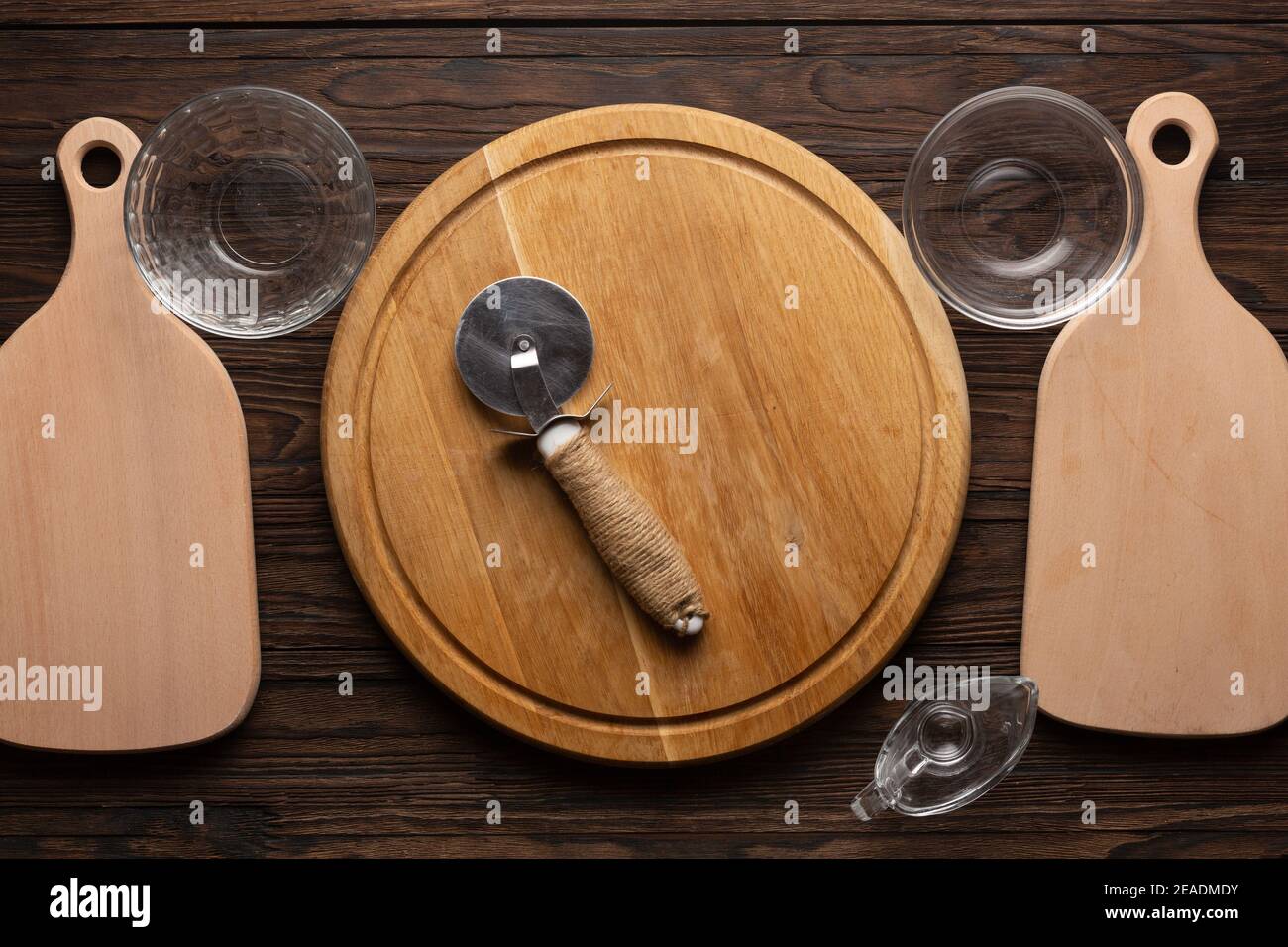 tablas y utensilios para hacer pizza Fotografía de stock - Alamy