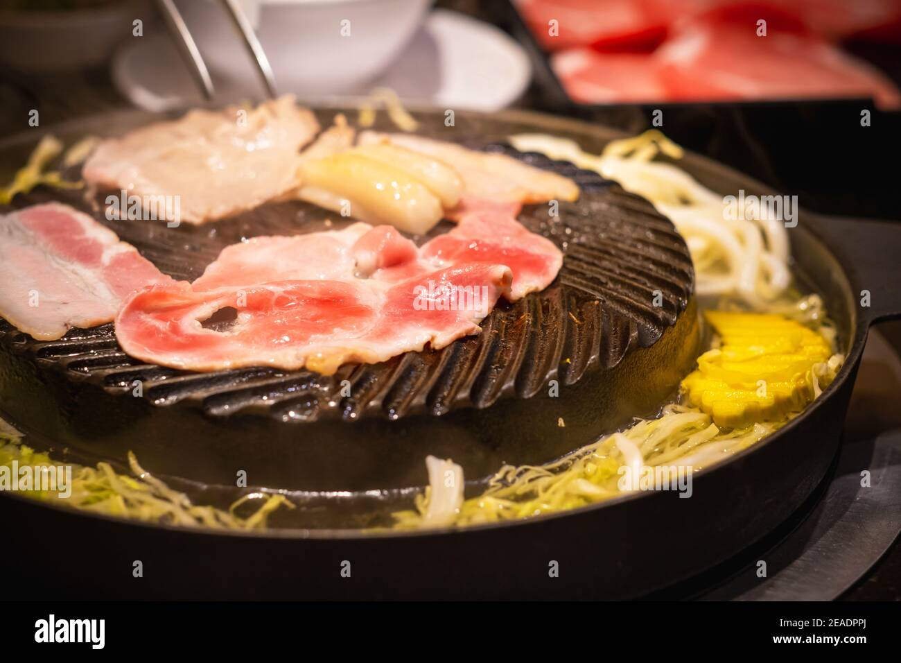 Barbacoa de cerdo en el asador coreano Pan Fotografía de stock - Alamy