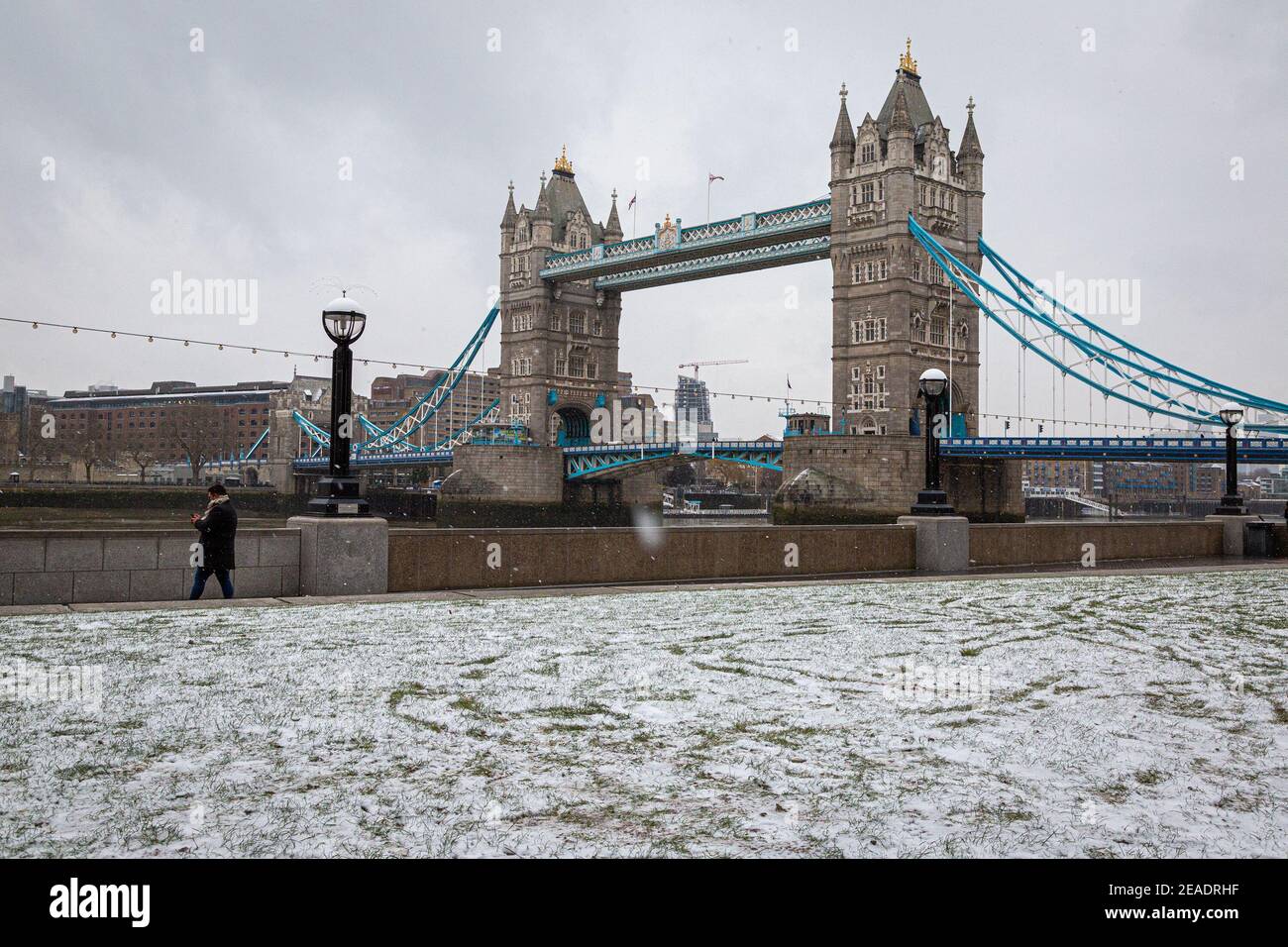 Tower Bridge en invierno cubierto de nieve. Londres, Reino Unido. Foto de stock