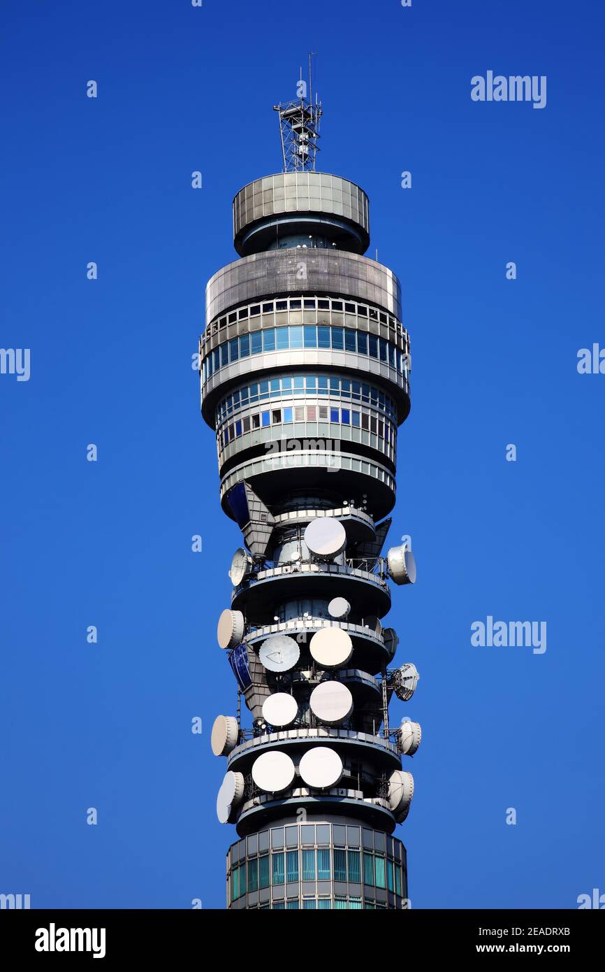 BT Tower en Londres construido en 1965 originalmente el Post Office Tower,  pero también conocida como British Telecom Tower que es un destino  turístico popular Fotografía de stock - Alamy