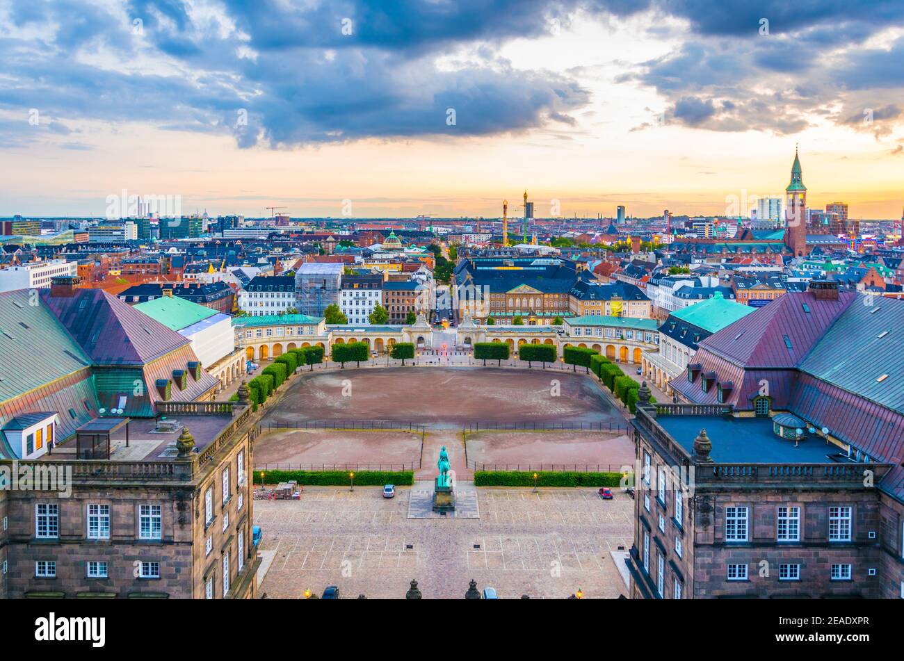 Vista aérea del Palacio de ranura Christiansborg con estatua ecuestre de Christian IX en Copenhague, Dinamarca en Copenhague, Dinamarca" Foto de stock
