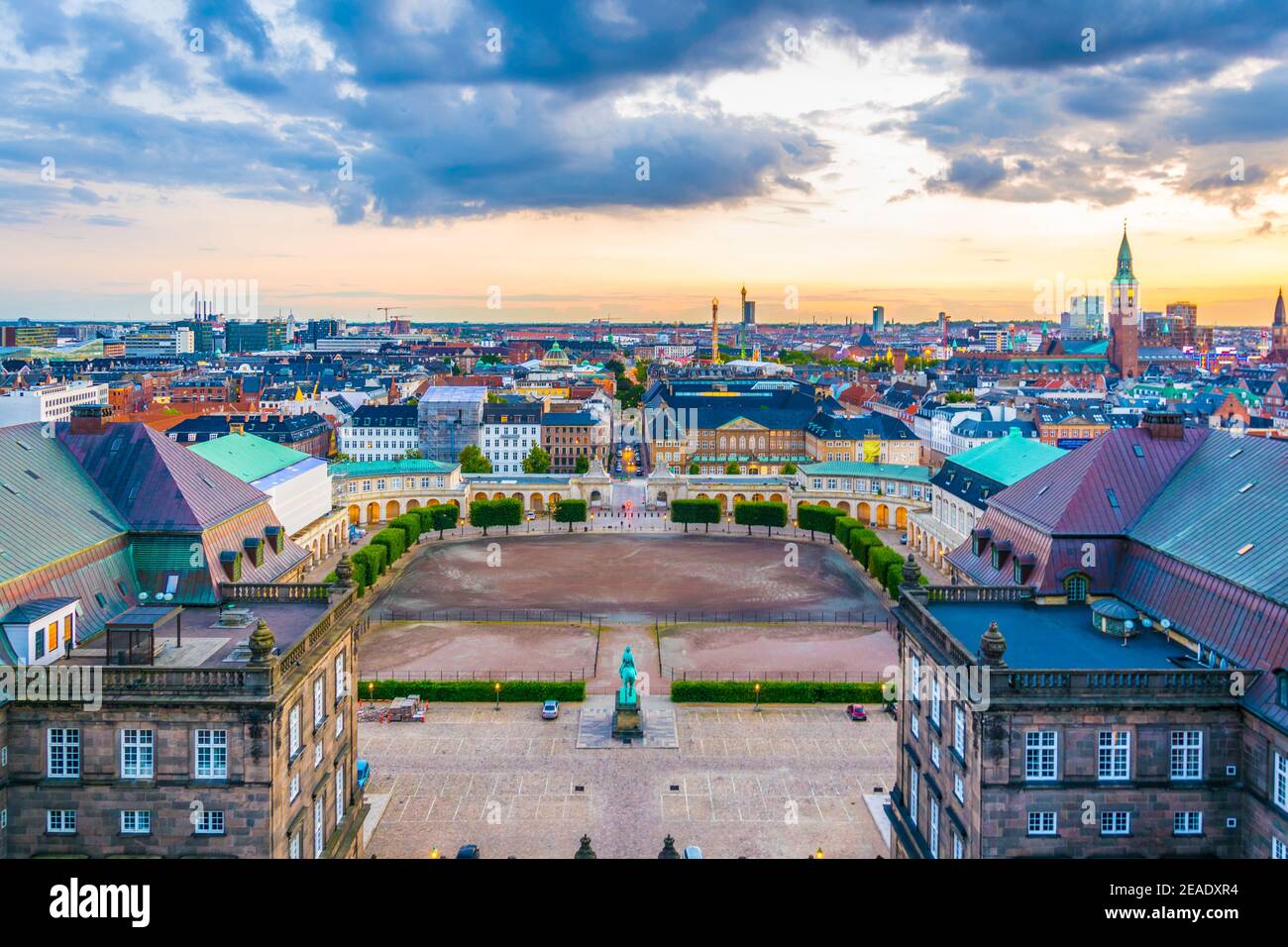 Vista aérea del Palacio de ranura Christiansborg con estatua ecuestre de Christian IX en Copenhague, Dinamarca en Copenhague, Dinamarca" Foto de stock