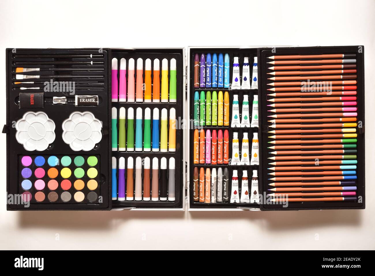Estuche con juego de pinturas y lápices para niños Fotografía de stock -  Alamy