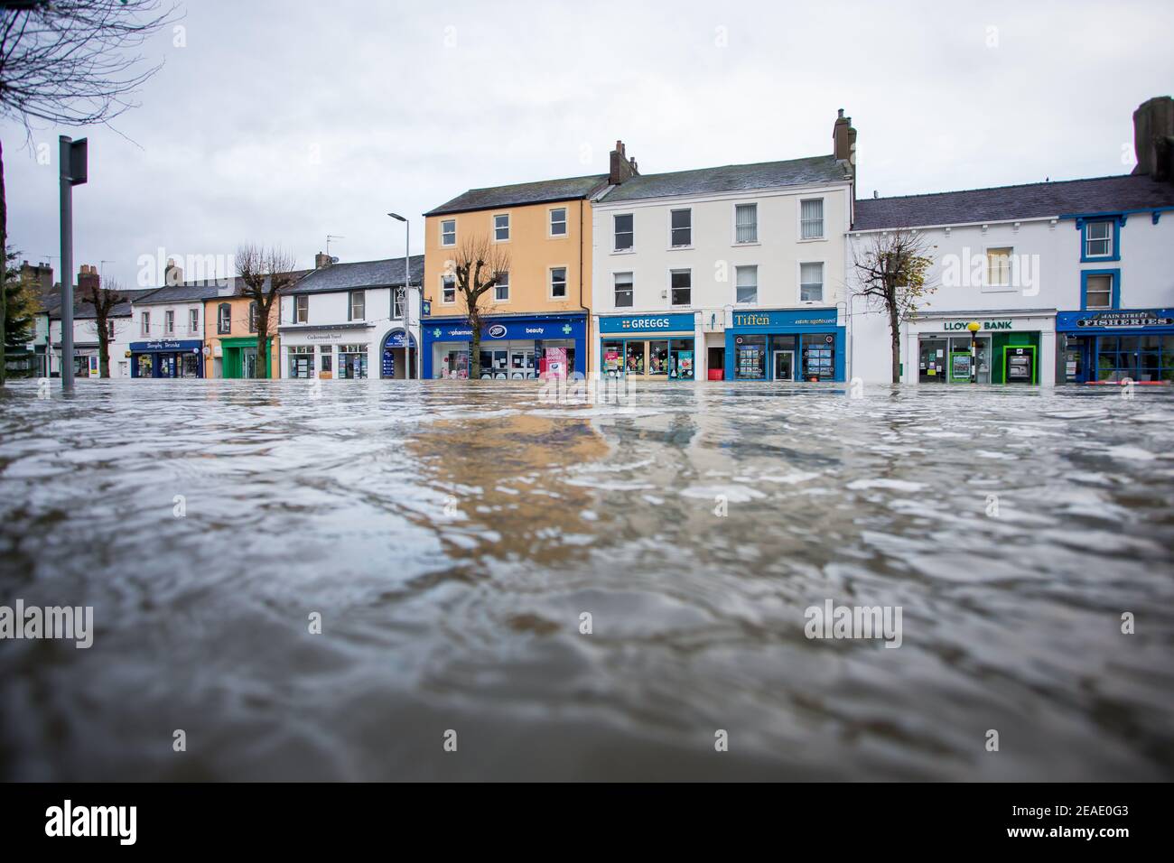 El centro de la ciudad de Cockermouth se inunda debido a la tormenta Desmond en 2015 Lake District Cumbria Foto de stock