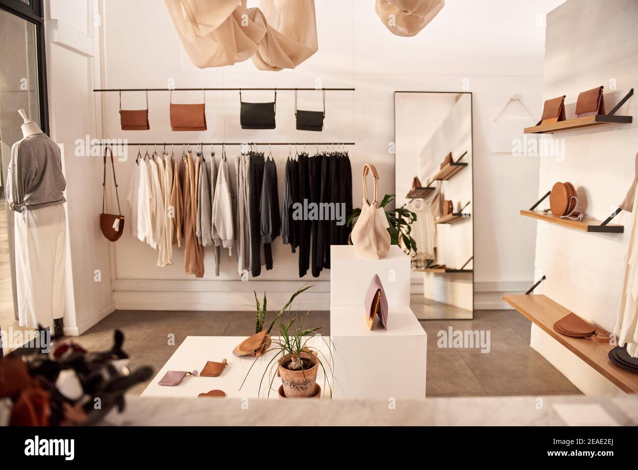 Interior de la boutique de ropa fotografías e imágenes de alta resolución -  Alamy