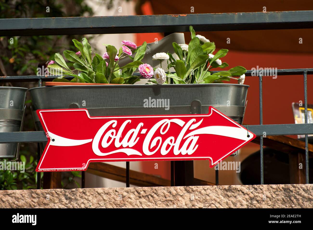 Signo de cola fría fuera de un café en Malcesine, en la costa este del Lago de Garda en la región de Veneto de Italia. Foto de stock