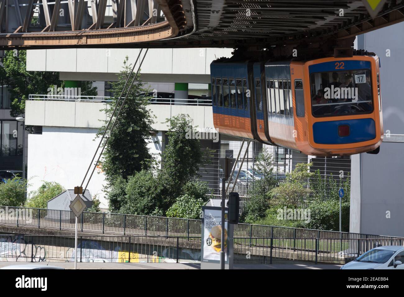 WUPPERTAL; NRW; ALEMANIA - 31 DE JULIO de 2017: Tren suspendido en la  estación Wuppertal Vohwinkel.Die Hochbahn se utiliza para el transporte  público Fotografía de stock - Alamy