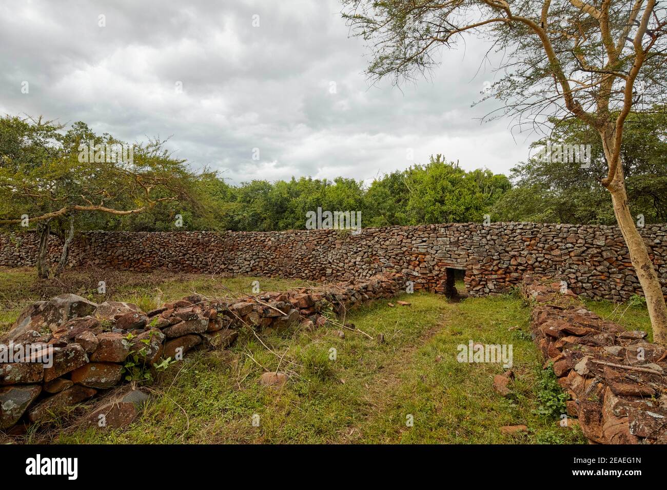 Koketch Enclosure en el complejo Thimlich Ohinga (UNESCO) en Kenia, África Foto de stock