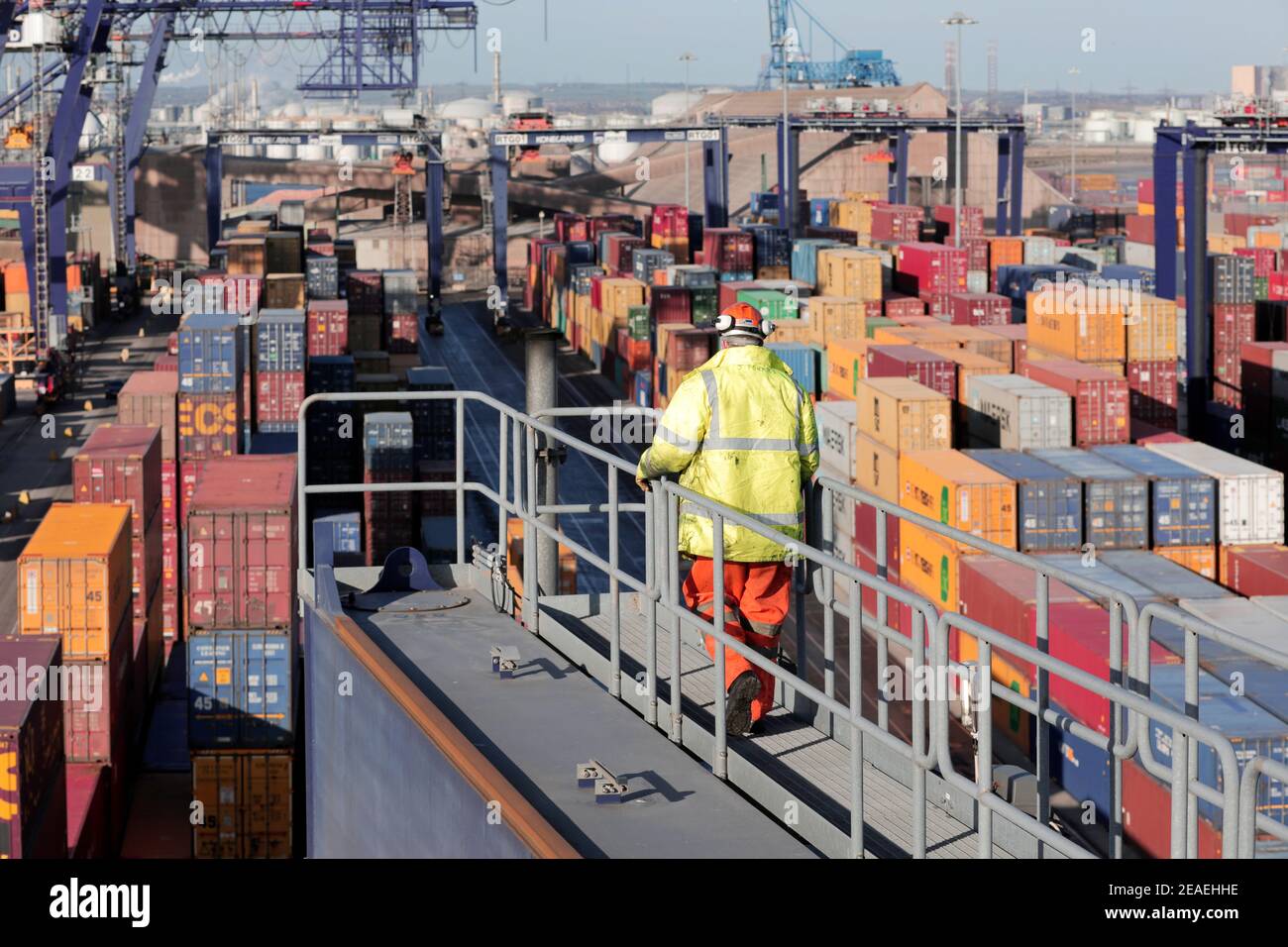 Un trabajador y contenedores de transporte en Teesport, Middlesbrough, North Yorkshire. 22/01/2019. Fotografía: Stuart Boulton. Foto de stock