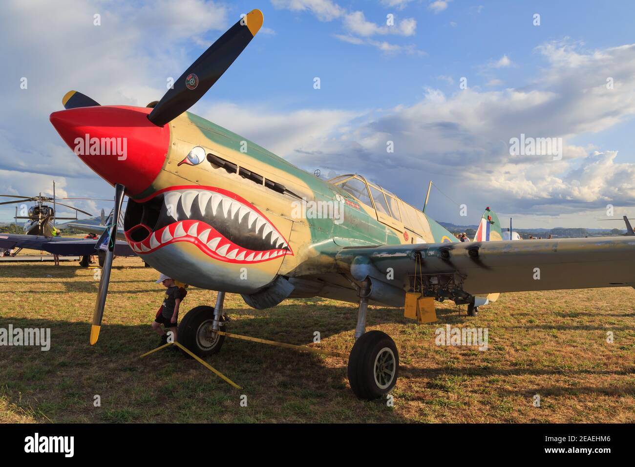 Un avión de caza de la Segunda Guerra Mundial Curtiss P-40E Kittyhawk con  dientes de tiburón pintados en la nariz. Fotografiado en un espectáculo  aéreo en el Monte Maunganui, Nueva Zelanda Fotografía