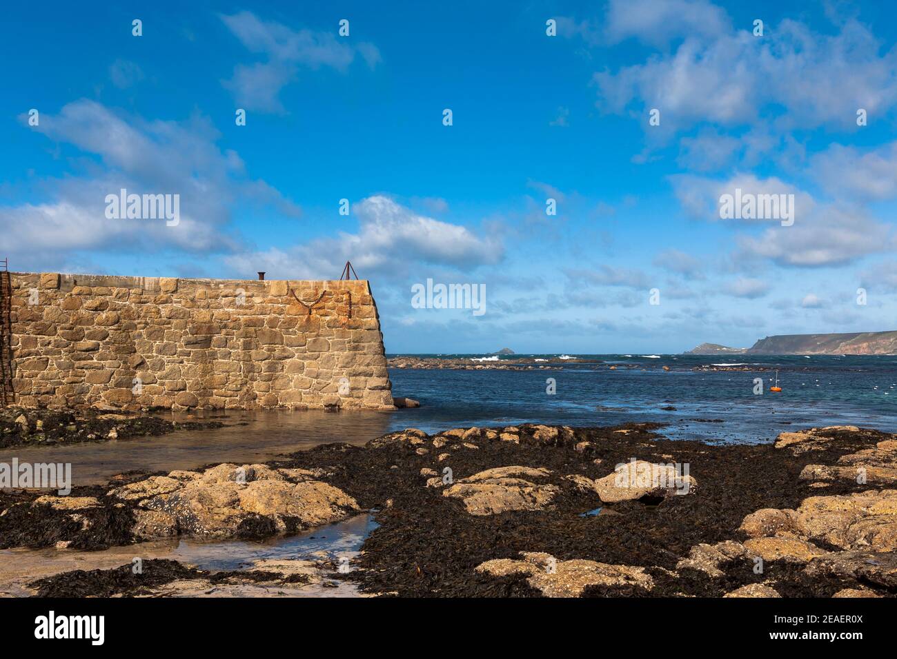 Sennen Cove, Whitesand Bay, Penwith Peninsula, Cornwall, Reino Unido en marea baja Foto de stock