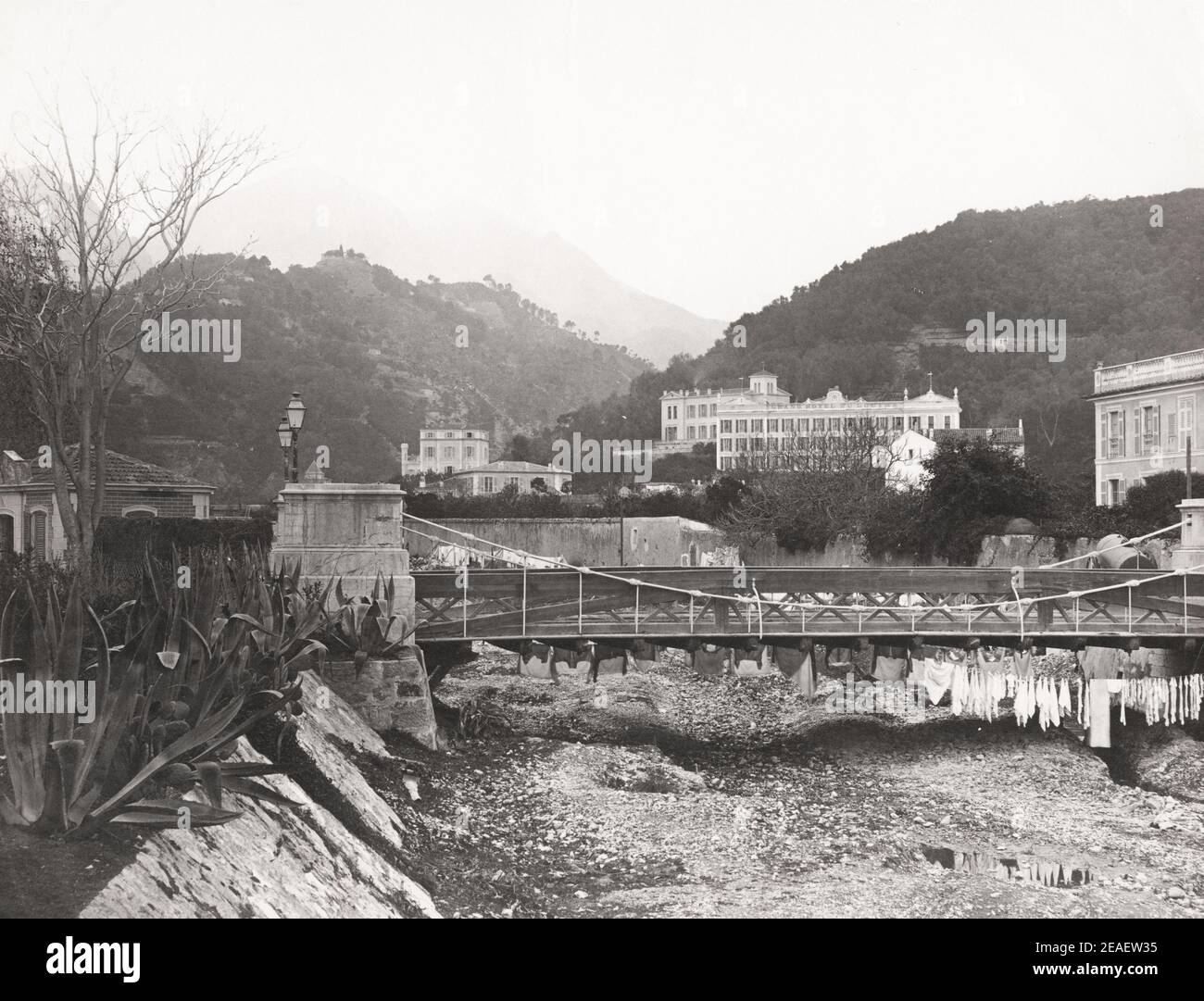 Fotografía vintage de finales del siglo XIX: Riviera di Ponente, Francia frontera con Italia, lecho de río seco y puentes. Foto de stock