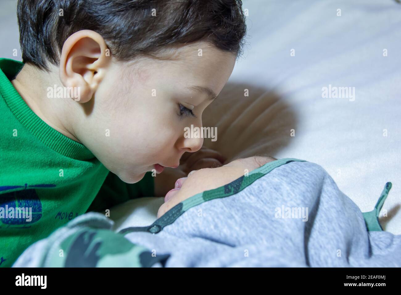 niño besando a niño Foto de stock