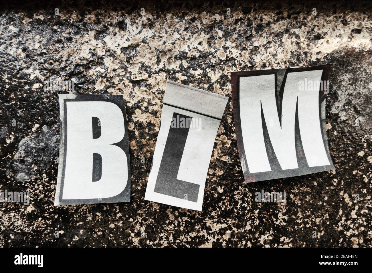 The Letters'BLM'utilizando letras de papel recortadas en la tipografía de efectos de la nota de rescate, EE.UU. Foto de stock