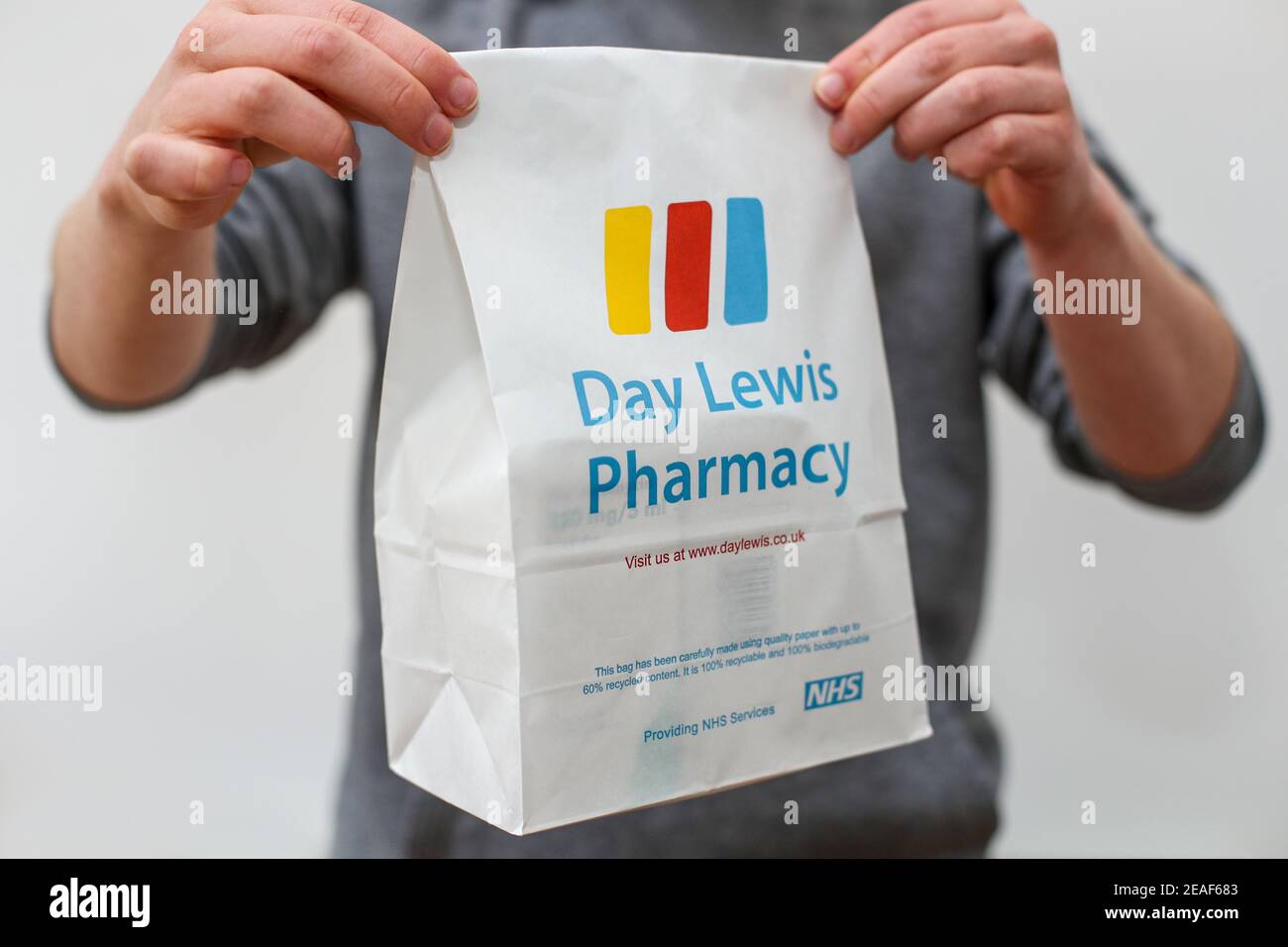 Un hombre que entrega una receta de NHS de la farmacia Day Lewis. Foto de stock