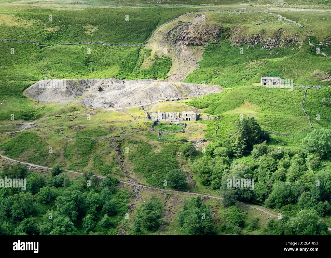 Desaprovechó los edificios de las minas de plomo y estropeó los montones cerca de Gunnerside Swaledale en Yorkshire Dales Reino Unido Foto de stock