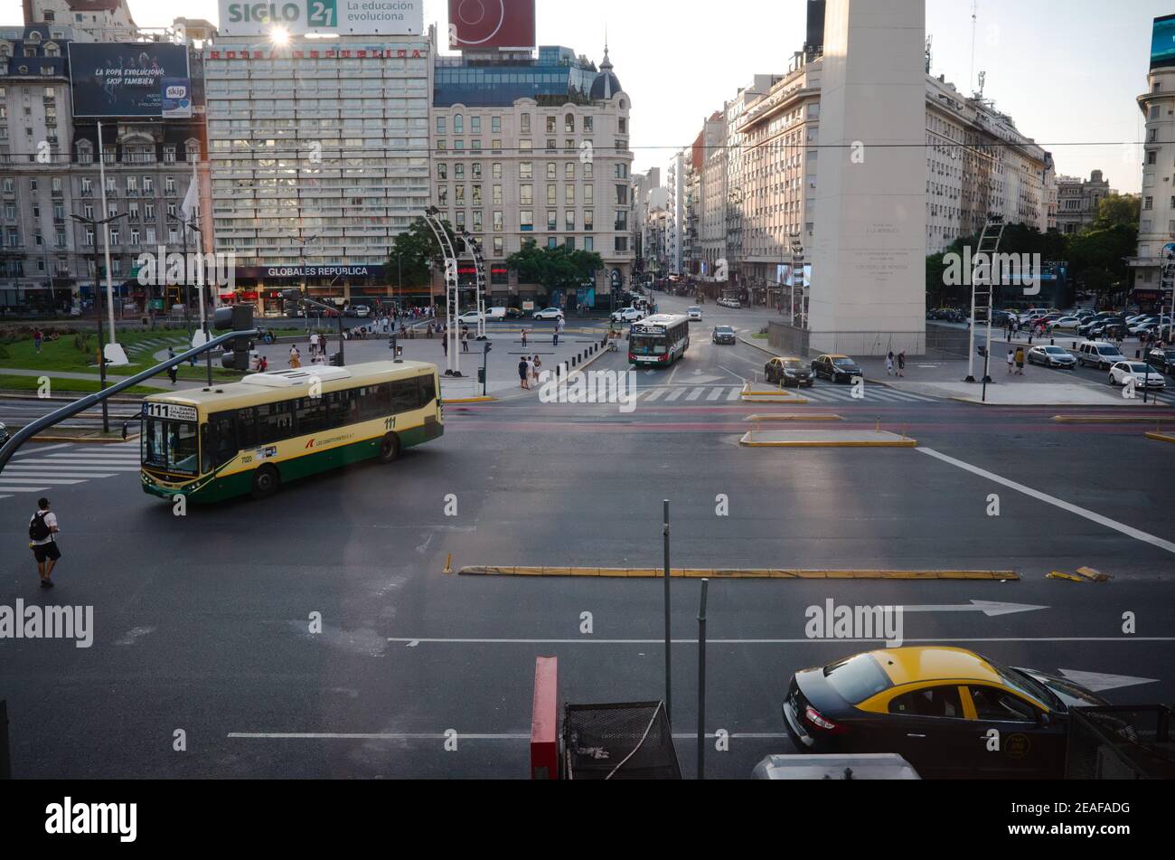 Buenos Aires, Argentina - Enero de 2020: Vista Plaza de la República con Obelisco de Buenos Aires. Tráfico con autobuses públicos y coches en la Plaza de la República Foto de stock