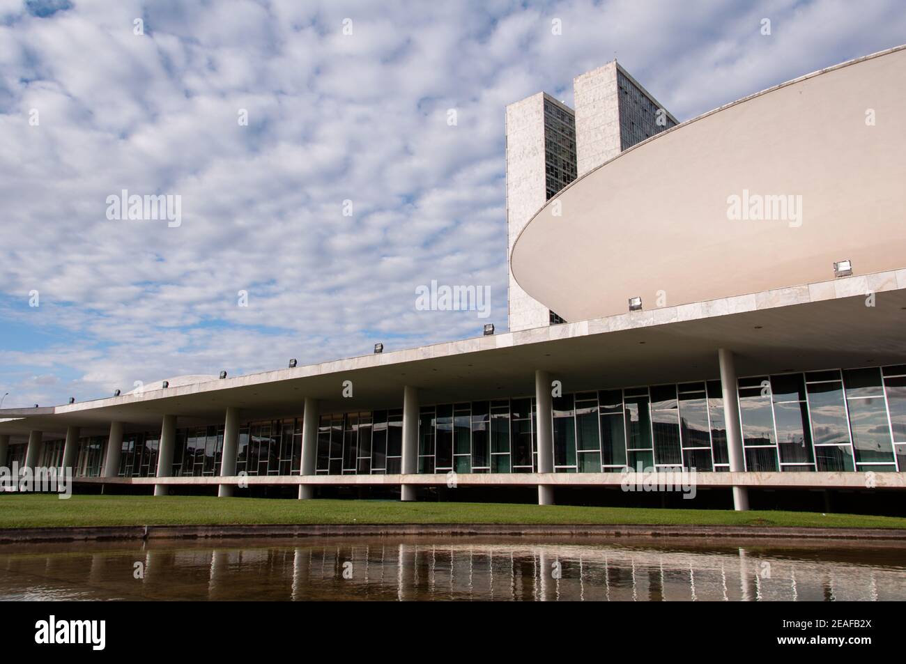 BRASILIA, BRASIL - 3 DE JUNIO de 2015: Congreso Nacional Brasileño. El edificio fue diseñado por Oscar Niemeyer en el moderno estilo brasileño. Foto de stock