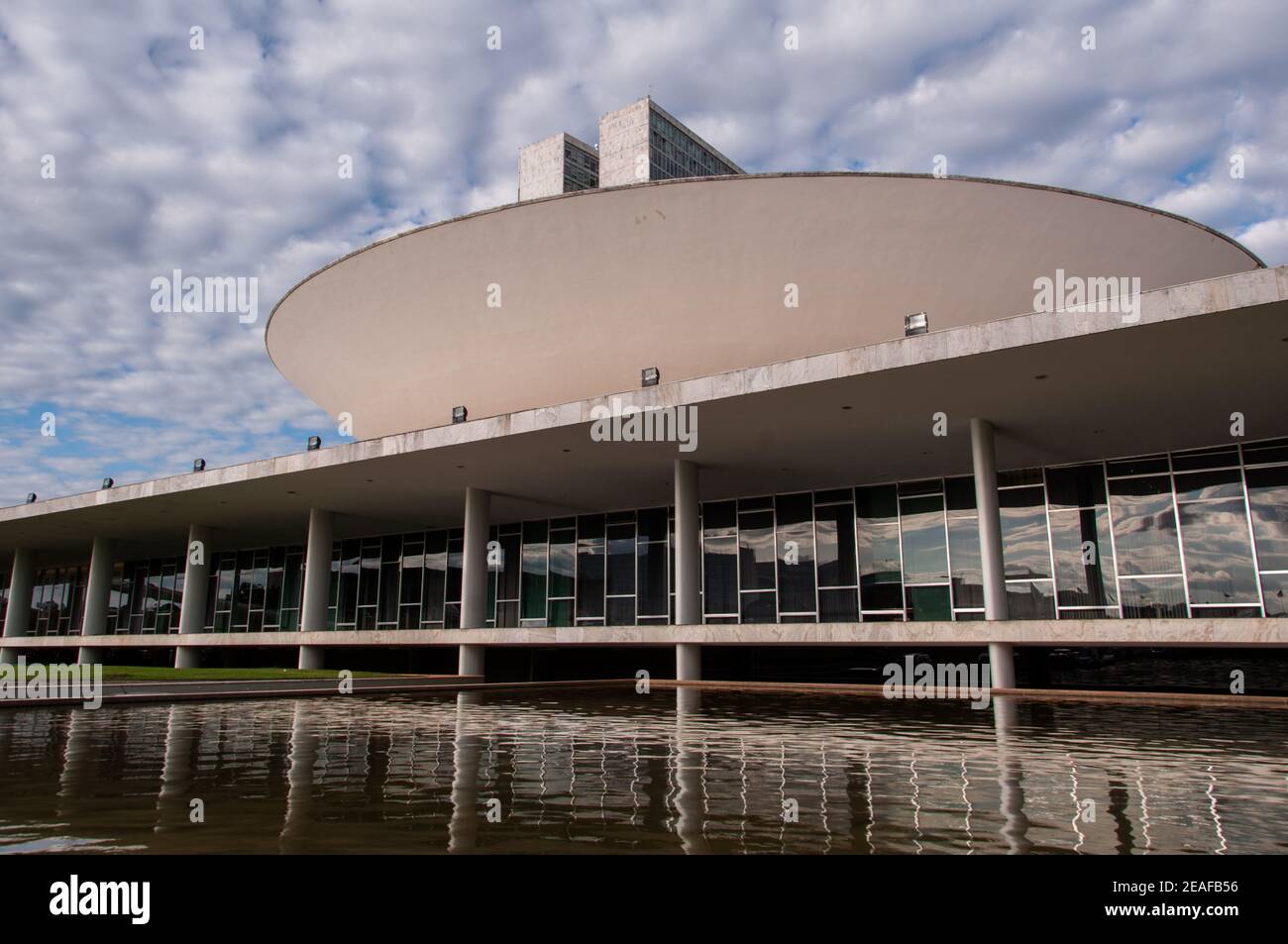 BRASILIA, BRASIL - 3 DE JUNIO de 2015: Congreso Nacional Brasileño. El edificio fue diseñado por Oscar Niemeyer en el moderno estilo brasileño. Foto de stock