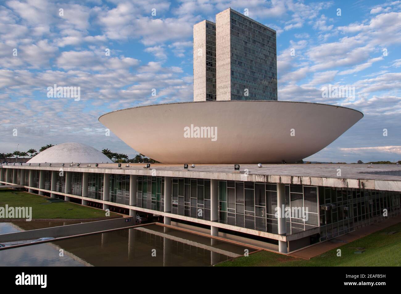 BRASILIA, BRASIL - 3 DE JUNIO de 2015: Congreso Nacional Brasileño. El edificio fue diseñado por Oscar Niemeyer en el moderno estilo brasileño. Foto de stock