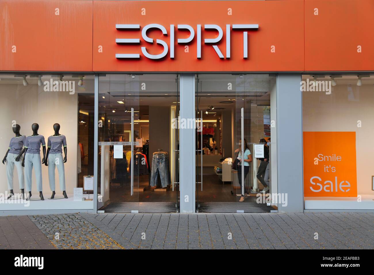 HERNE, ALEMANIA - 17 DE SEPTIEMBRE de 2020: Tienda de moda Esprit en el  centro de Herne, Alemania. Esprit Holdings opera más de 400 tiendas  minoristas Fotografía de stock - Alamy