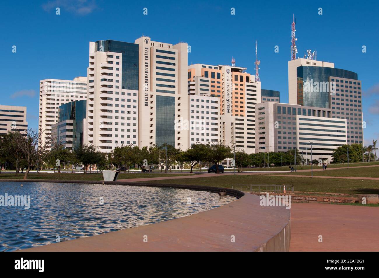 BRASILIA, BRASIL - 6 DE JUNIO de 2015: Sector hotelero del Sur de Brasilia. Ejemplo de planificación urbana moderna por Oscar Niemeyer y Lucio Costa. Foto de stock
