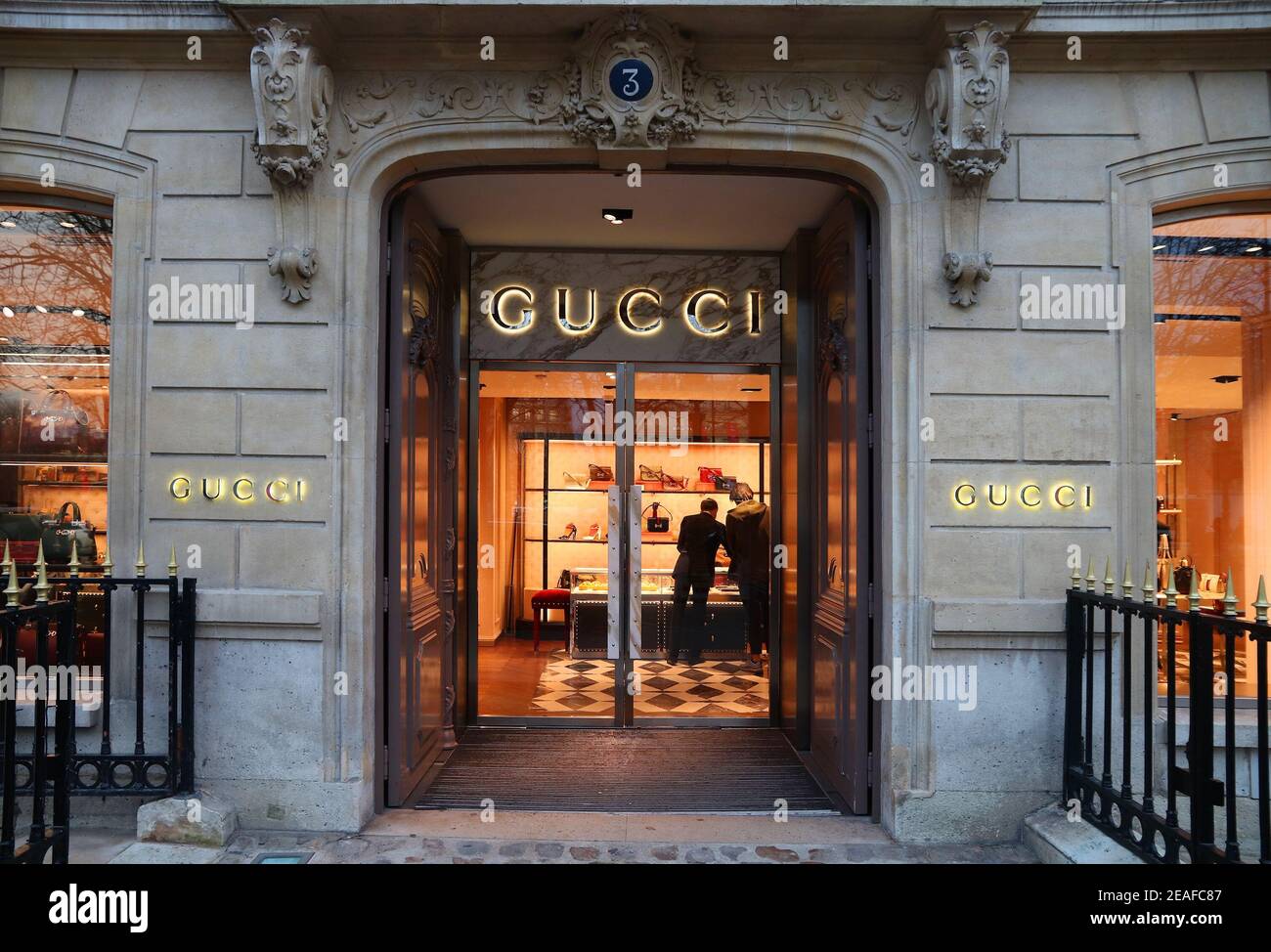 PARÍS, FRANCIA - 10 DE DICIEMBRE de 2019: La gente compra en la tienda de  moda Gucci en la avenida Montaigne París, Francia. Avenue Montaigne es uno  de los más exclusivos Fashi